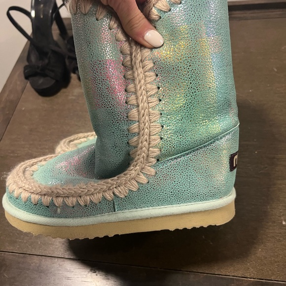 MOU boots sheepskin 🐑 Iridescent size 6.5-7 NWOB - Picture 1 of 4